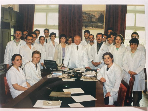 Коллектив студенческого кружка кафедры факультетской хирургии РГМУ с академиком В.С. Савельевым  и профессором В.А. Петуховым 1999 Туркин